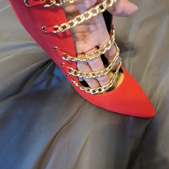LADIES RED BOOTIES WITH GOLD CHAINS - Picture 6 of 8